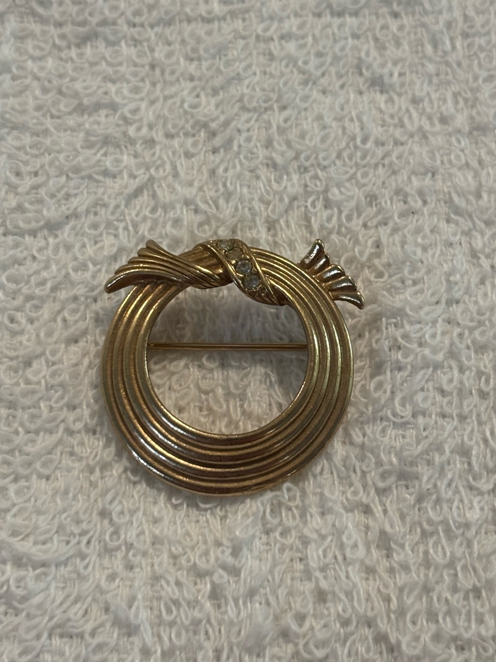 Vintage Avon Gold Tone Circle Brooch with Rhinestone Knot Detail